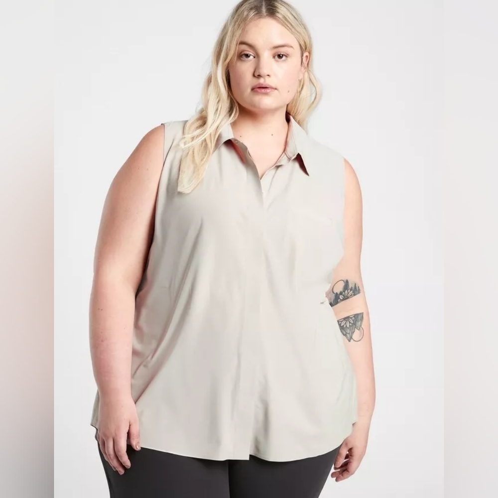 ATHLETA 🏷️NWT "Urbanite" Sleeveless Button Up Assym Collar Shirt Tank Greige 1X